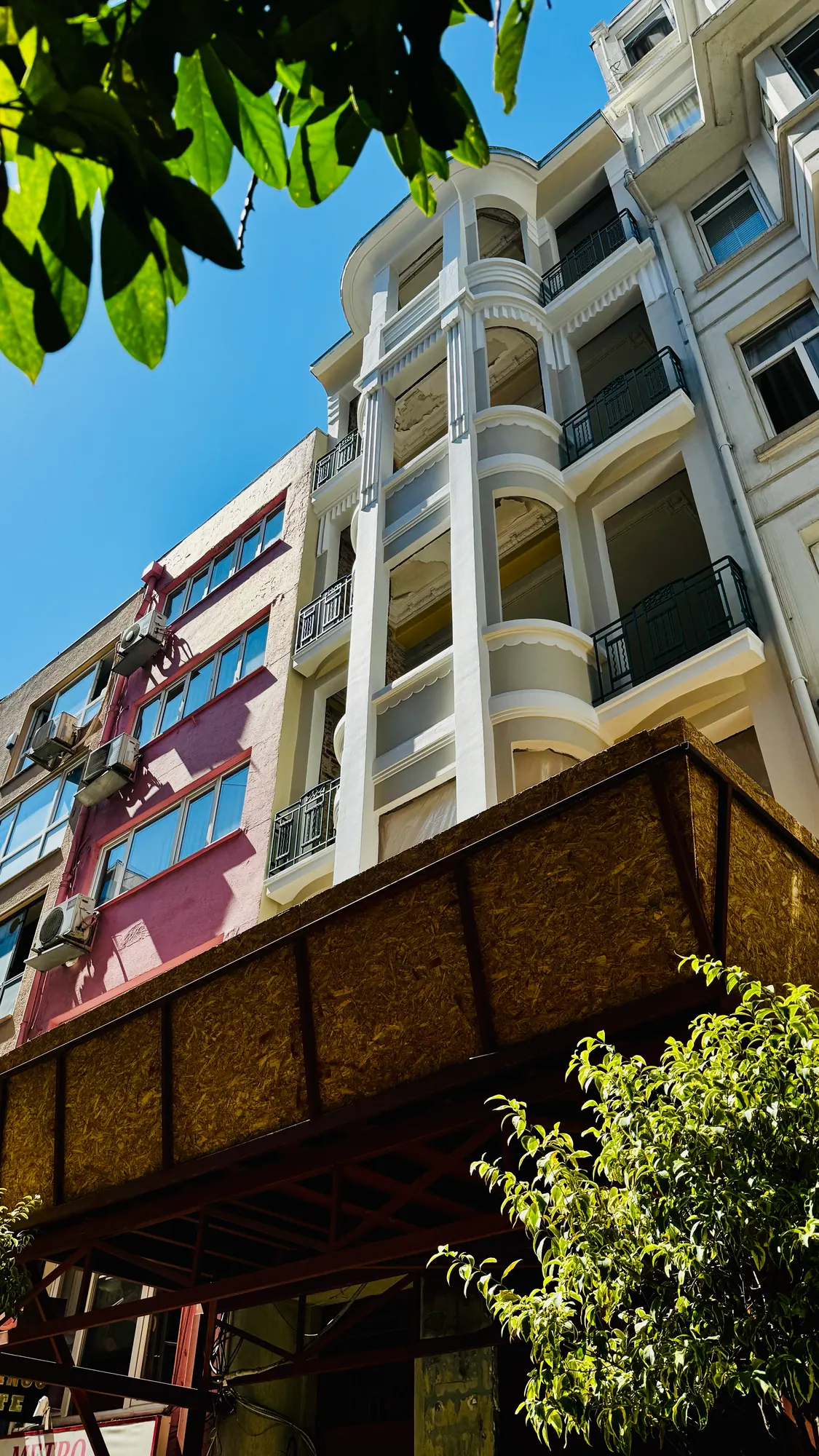 Kısmet Apartmanı'nın cumbalı cephesi, Saksı Sokak'tan aşağıdan yukarıya